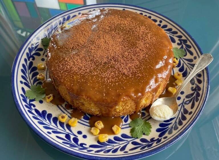Usando esta imagen de ejemplo podrías crear en tamaño 1080p por 1080p una imagen para Pastel de Elote casero húmedo