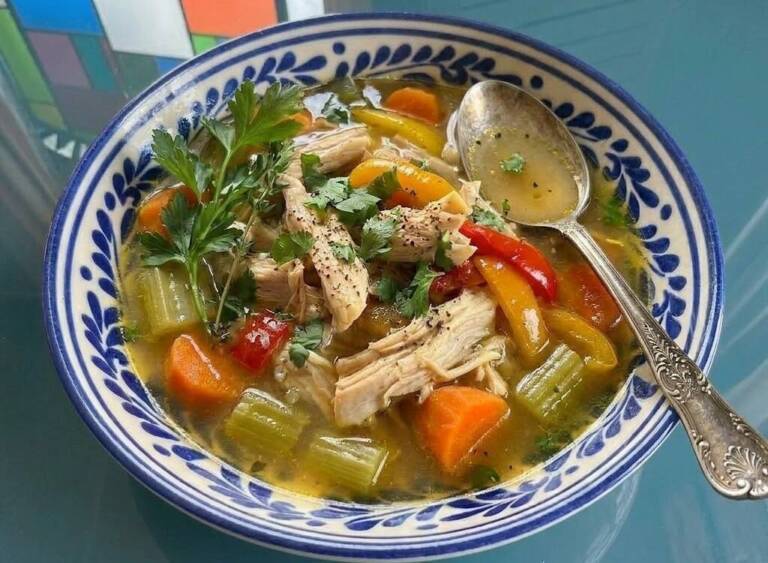Sopa de Pollo Casera