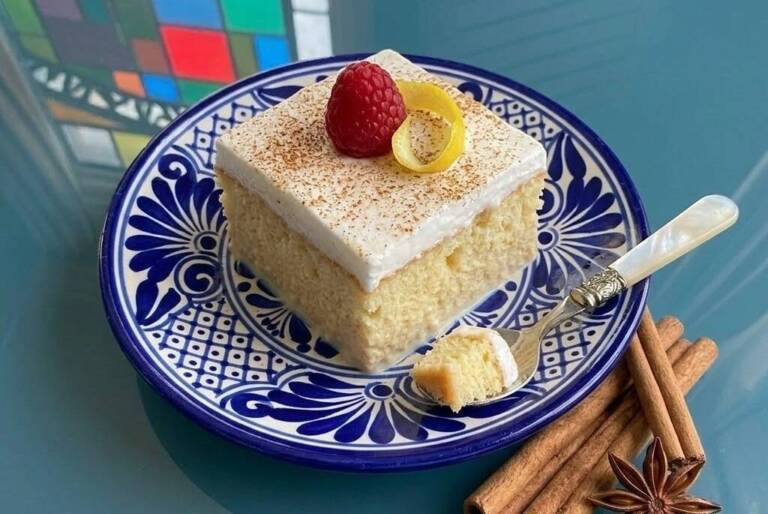 Usando esta imagen de ejemplo podrías crear en tamaño 1080p por 1080p una imagen para Tarta Tres Leches