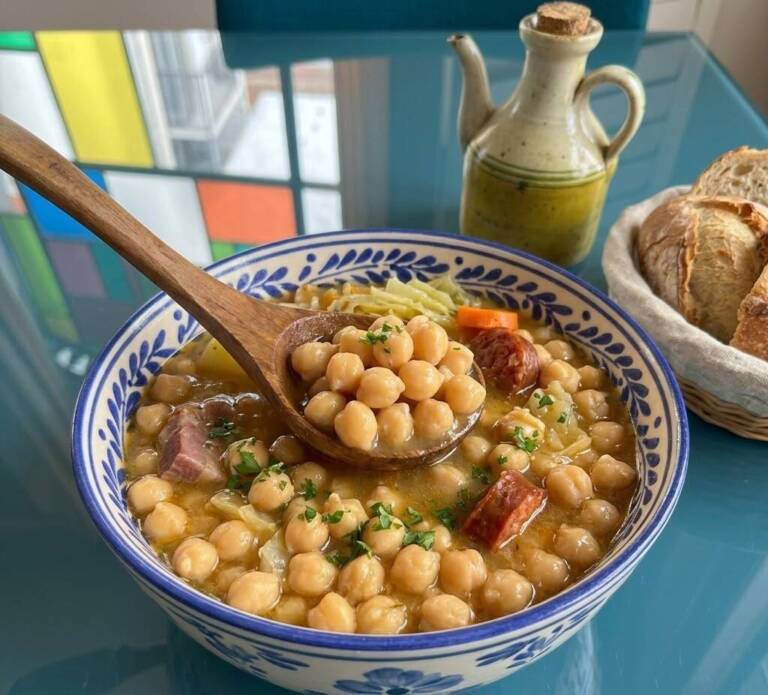 Cocido Madrileño tradicional sabroso y en tres vuelcos