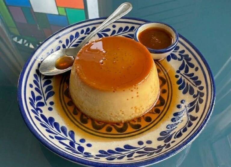 Usando esta imagen de ejemplo podrías crear en tamaño 1080p por 1080p una imagen para Flan de Huevo Casero tradicional