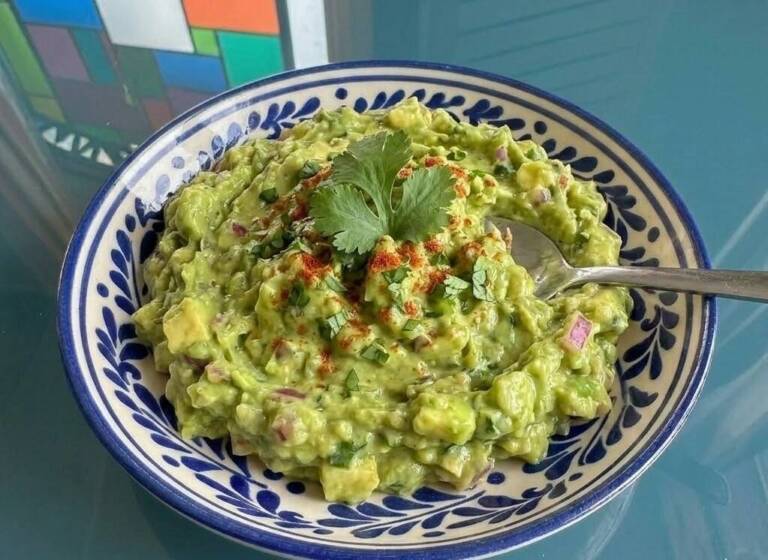 Guacamole casero cremoso con la textura perfecta